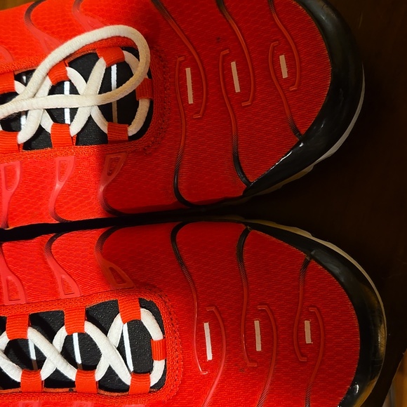 Nike Vibrant Red and Black Athletic Shoes Mens Size 12 - Picture 5 of 16